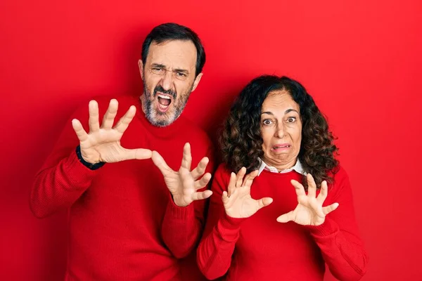 Paar Mittleren Alters Hispanische Frau Und Mann Die Sich Umarmen — Stockfoto