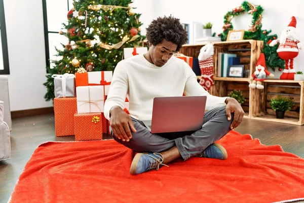 Hombre Afroamericano Joven Usando Portátil Sentado Junto Árbol Navidad Con — Foto de Stock