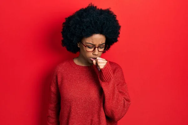 Junge Afrikanisch Amerikanische Frau Lässiger Kleidung Und Brille Fühlt Sich — Stockfoto