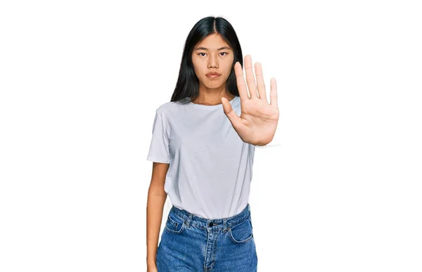 Hermosa Mujer Asiática Joven Con Camiseta Blanca Casual Haciendo Dejar — Foto de Stock