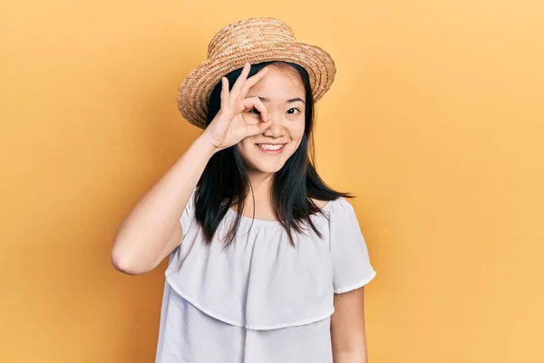 Junge Chinesin Mit Sommermütze Lächelt Glücklich Tut Zeichen Mit Hand — Stockfoto