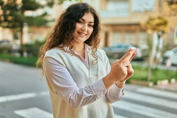 Ung Latinamerikansk Kvinna Ler Glad Med Smartphone Stan — Stockfoto