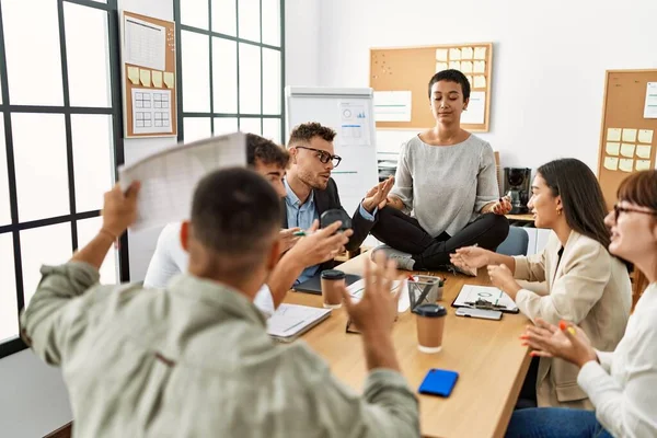 Alla Donna Affari Piace Meditare Durante Incontro Seduto Sulla Scrivania — Foto Stock