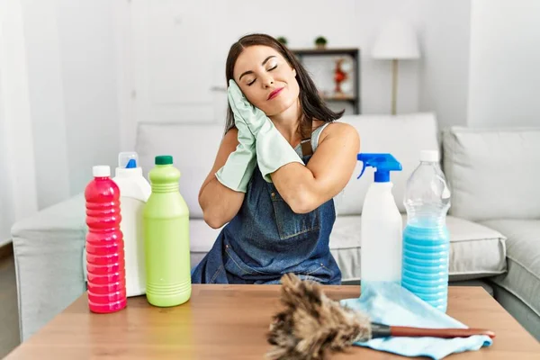 Young Brunette Woman Wearing Cleaner Apron Gloves Cleaning Home Sleeping — 스톡 사진