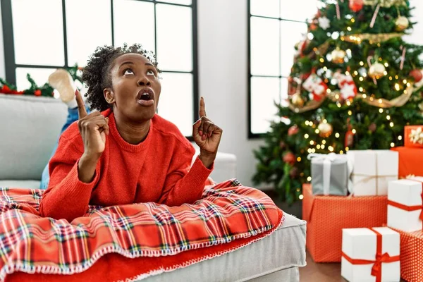 Jovem Mulher Afro Americana Deitada Sofá Pela Árvore Natal Espantada — Fotografia de Stock