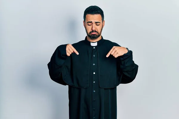 Hombre Hispano Guapo Con Barba Vestida Sacerdote Católico Apuntando Hacia —  Fotos de Stock