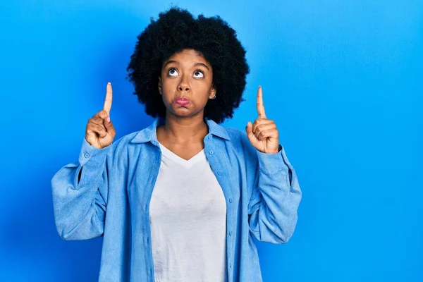 Jovem Afro Americana Vestindo Roupas Casuais Apontando Para Cima Olhando — Fotografia de Stock