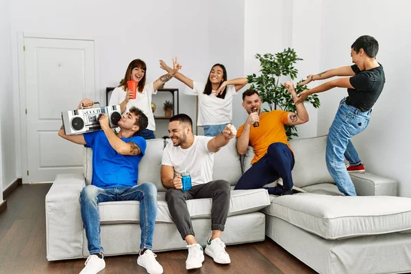 Gruppe Junger Freunde Lächelt Glücklich Und Tanzt Hause — Stockfoto