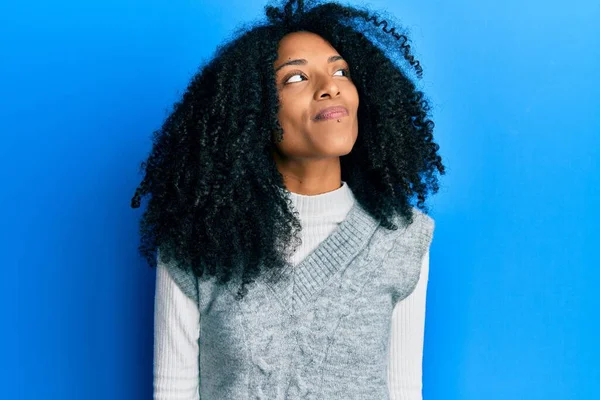 Afroamerykanka Afro Włosami Ubrana Luźny Zimowy Sweter Uśmiecha Się Patrząc — Zdjęcie stockowe