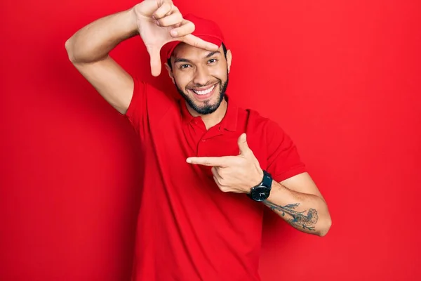 Uomo Ispanico Con Barba Che Indossa Uniforme Consegna Cappuccio Sorridente — Foto Stock