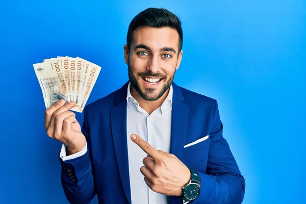 Joven Empresario Hispano Con Traje Negocios Sosteniendo Billetes Corona Denmark —  Fotos de Stock