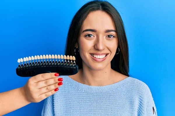 Menina Hispânica Jovem Comparando Clareamento Dos Dentes Olhando Positivo Feliz — Fotografia de Stock