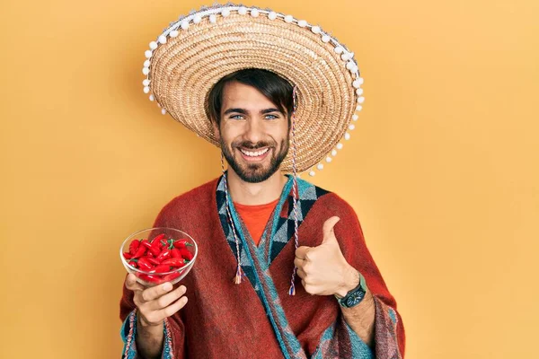 Jonge Spaanse Man Draagt Mexicaanse Hoed Met Chili Lachend Vrolijk — Stockfoto