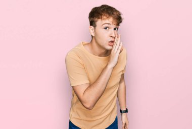 Kafkasyalı genç adam, günlük kıyafetlerini giymiş, el ele tutuşmuş, gizli söylentiler yayıyor, kötü niyetli konuşmalar fısıldıyor. 