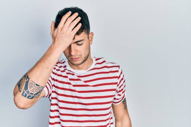 Gündelik giysiler giyen genç İspanyol bir adam hata için el ele tutuşup şaşırdı. Hatayı hatırla. Unuttum, kötü hafıza kavramı. 