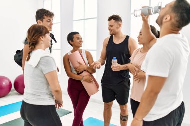 Spor merkezinde duran ve konuşan bir grup genç sporcu..