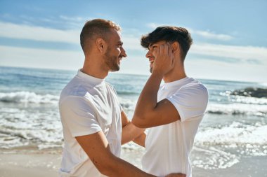 Sahilde romantik genç eşcinsel çift.