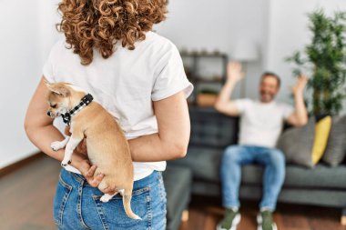 Evde sevimli bir köpekle kocasına sürpriz yapan bir kadın..