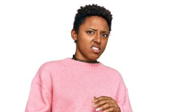 Genç Afro-Amerikalı kadın günlük giysiler giyiyordu. İğrenç bir ifade takınıyordu. Tiksinti tepkisi yüzünden tiksinmiş ve korkuyordu. Eller havada. 