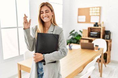 Ofisteki sarışın iş kadını umut ve gözlerin kapalı gülümseyerek bana işaret etti. Şans ve batıl inançlar. 