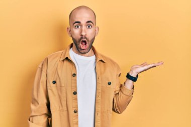 Avuç içleri açık genç bir adam elinde bir şey tutuyordu. Korkuyordu. Şaşırmış ve şaşırmış bir ifadeyle, korku ve heyecanlı bir yüzle.. 