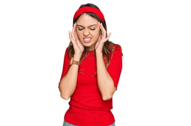 Genç esmer kadın, elleri kafasında günlük kıyafetler giyiyor, stres yüzünden baş ağrısı çekiyor. migren ağrısı. 