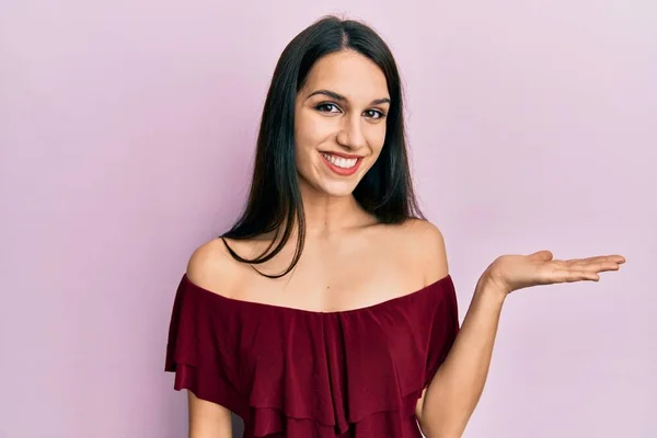 Young Hispanic Woman Wearing Casual Clothes Smiling Cheerful Presenting Pointing — Stock Photo, Image