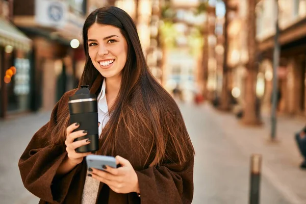 Jonge Spaanse Vrouw Die Smartphone Gebruikt Koffie Drinkt Stad — Stockfoto