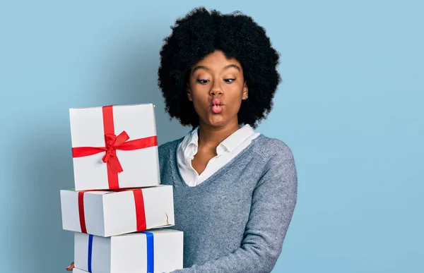 Jovem Afro Americana Segurando Presentes Fazendo Cara Peixe Com Boca — Fotografia de Stock