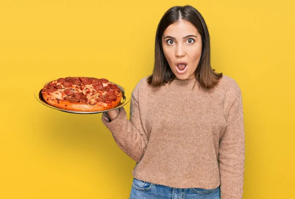 若いです美しいです女性保持イタリアのピザ怖がってと驚きのために口を開けて 不信顔 — ストック写真
