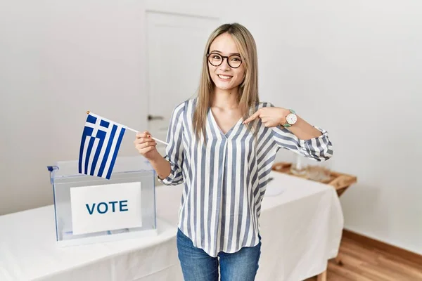 Asiática Jovem Mulher Eleição Campanha Política Segurando Bandeira Grega Apontando — Fotografia de Stock