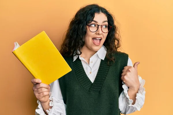 Giovane Donna Bruna Con Capelli Ricci Che Legge Libro Con — Foto Stock