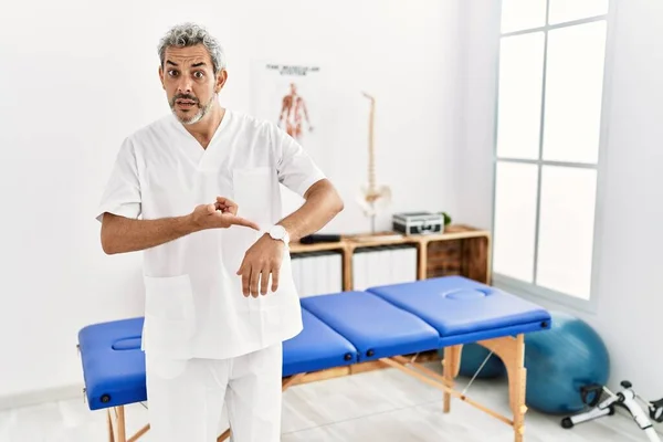 Hispanischer Therapeut Mittleren Alters Der Eilig Einer Schmerzklinik Arbeitet Und — Stockfoto