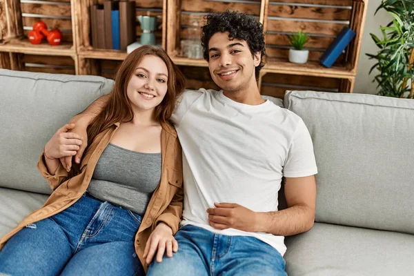 Jong Paar Glimlachen Gelukkig Knuffelen Zitten Bank Thuis — Stockfoto