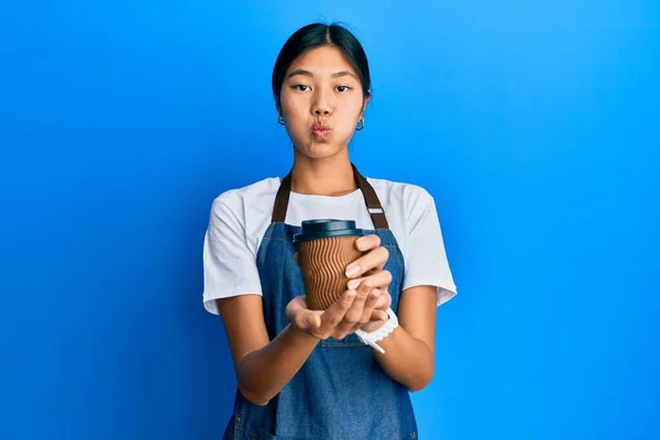 Jovem Chinesa Usando Avental Garçom Segurando Xícara Café Soprando Bochechas — Fotografia de Stock