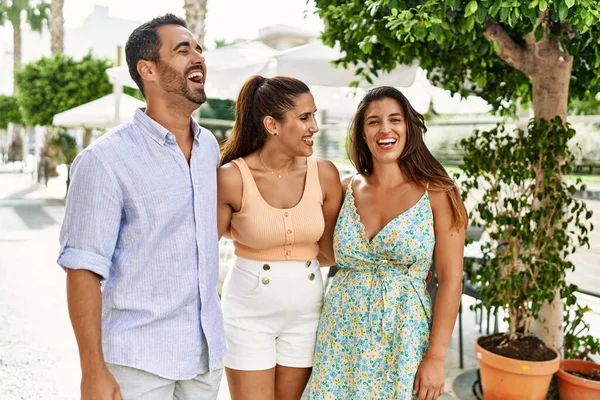 Três Amigos Hispânicos Sorrindo Felizes Abraçando Cidade — Fotografia de Stock