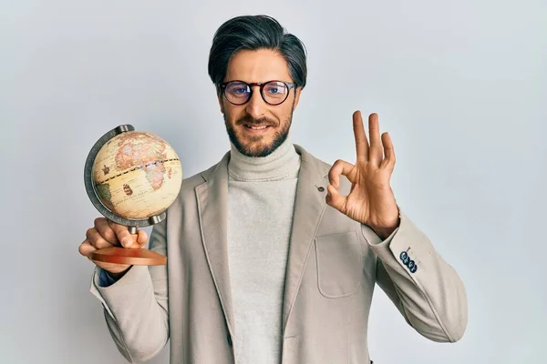 Junger Hispanischer Mann Hält Vintage World Ball Und Macht Zeichen — Stockfoto