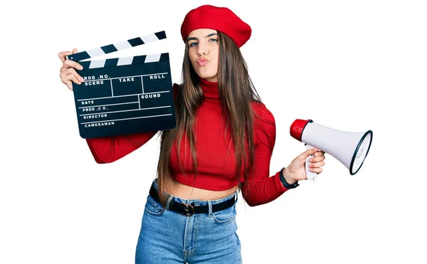 Jovem Adolescente Morena Segurando Palmas Filme Vídeo Megafone Olhando Para — Fotografia de Stock