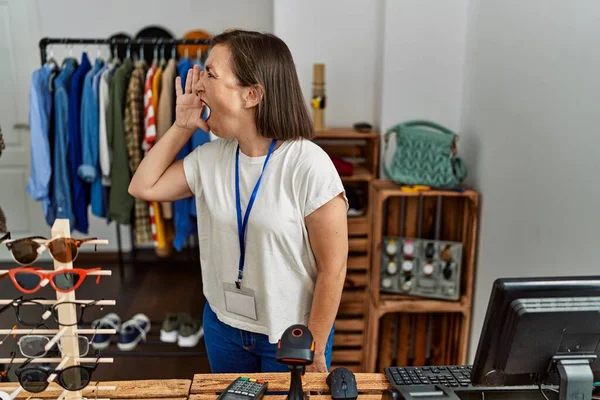 Mulher Hispânica Meia Idade Bonita Trabalhando Como Gerente Boutique Varejo — Fotografia de Stock