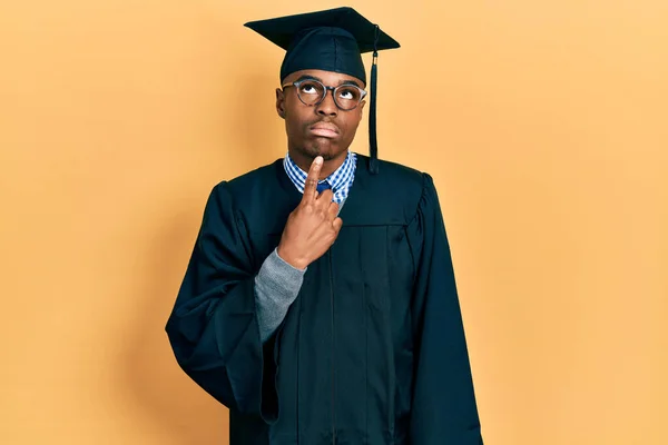 Fiatal Afro Amerikai Férfi Diplomaosztó Sapkában Szertartás Köntösben Gondolkodik Koncentrált — Stock Fotó