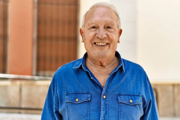 Homem Sênior Com Cabelos Grisalhos Feliz Livre Dia Ensolarado Sorrindo — Fotografia de Stock