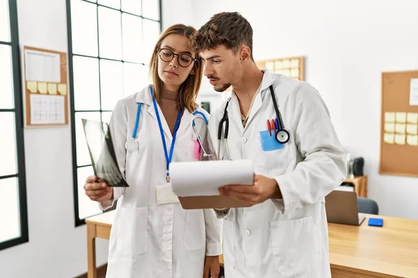 Due Medici Ispanici Che Lavorano Una Riunione Medica Guardando Scansione — Foto Stock