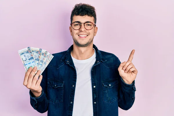 Jovem Hispânico Segurando Notas Peruanas Sol Sorrindo Feliz Apontando Com — Fotografia de Stock