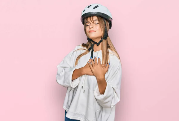 Kaukasische Teenagerin Mit Fahrradhelm Lächelnd Mit Geschlossenen Augen Und Dankbarer — Stockfoto