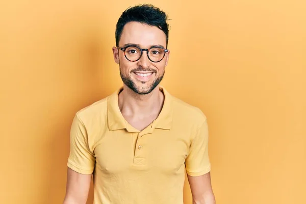 Junger Hispanischer Mann Lässiger Kleidung Und Brille Mit Einem Fröhlichen — Stockfoto