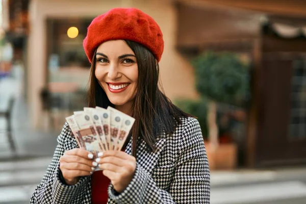 Joven Mujer Hispana Sonriendo Feliz Sosteniendo Billetes Rublo Rusos Ciudad — Foto de Stock