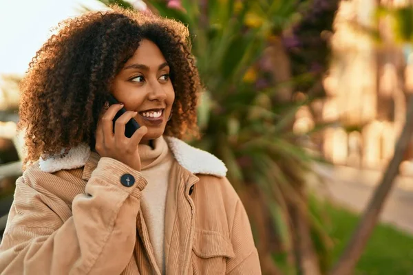 Joven Mujer Afroamericana Sonriendo Feliz Hablando Teléfono Inteligente Parque — Foto de Stock