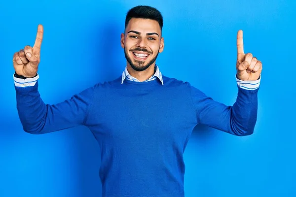 Jovem Hispânico Com Barba Vestindo Camisola Azul Casual Sorrindo Espantado — Fotografia de Stock