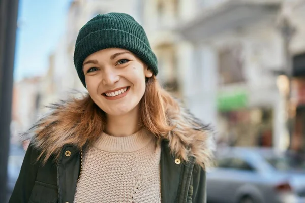 Jong Kaukasisch Meisje Glimlachen Gelukkig Staan Stad — Stockfoto