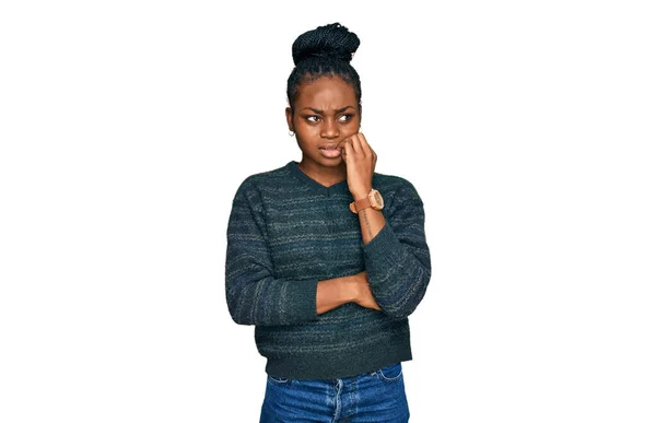 若いアフリカ系アメリカ人の女性は 口の爪をかむ上で手でストレスと緊張を見てカジュアルな服を着ている 不安の問題 — ストック写真